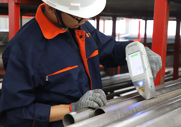 康景輝車間質(zhì)檢員檢查原材料質(zhì)量 康景輝車間質(zhì)檢員檢查原材料質(zhì)量