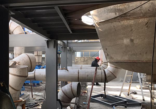 四效蒸發(fā)結(jié)晶設(shè)備處理橡膠助劑行業(yè)廢水項(xiàng)目安裝現(xiàn)場 四效蒸發(fā)結(jié)晶設(shè)備處理橡膠助劑行業(yè)廢水項(xiàng)目安裝現(xiàn)場